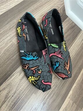Tom’s Women’s Dinosaur Grey/ Multi Color Slip On Size 10